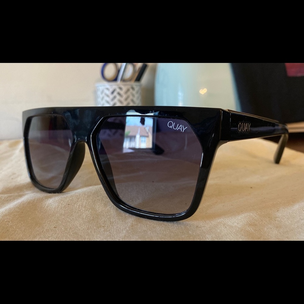 QUAY VERY BUSY SUNGLASSES - 111 (Black)